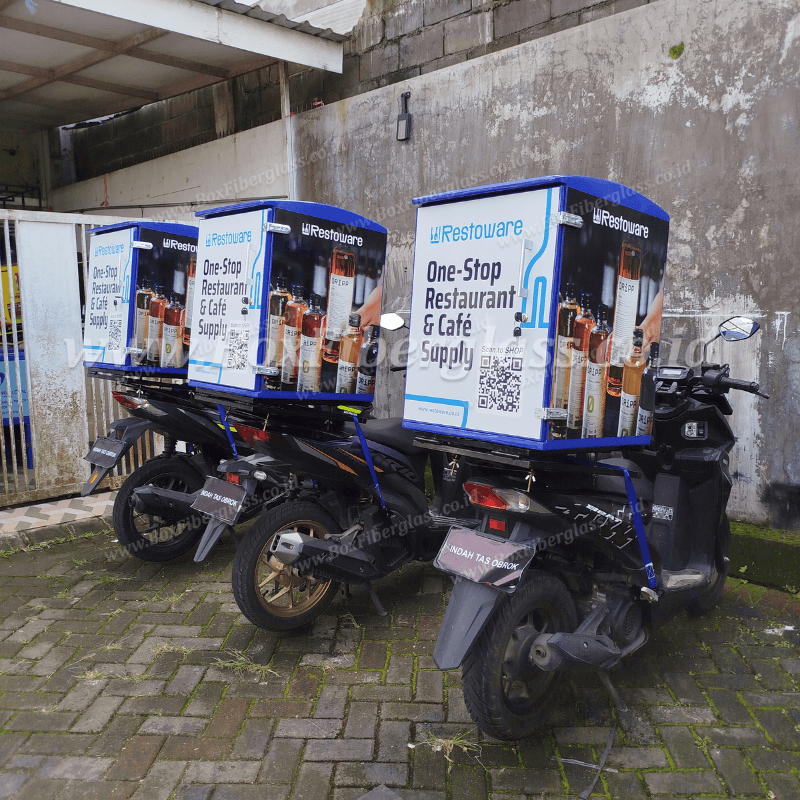 Box delivery motor fiberglass untuk distribusi consumer goods dengan branding logo perusahaan — foto 1