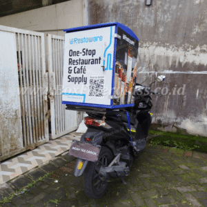 Box delivery motor fiberglass untuk distribusi consumer goods dengan branding logo perusahaan — foto 2