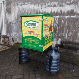 Box delivery motor fiberglass untuk distribusi consumer goods dengan branding logo perusahaan — foto 3