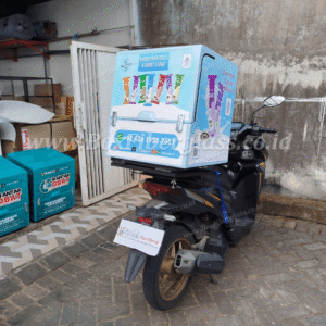 Box delivery motor fiberglass untuk distribusi consumer goods dengan branding logo perusahaan — foto 4