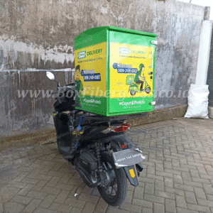 Box delivery motor fiberglass untuk distribusi consumer goods dengan branding logo perusahaan — foto 5