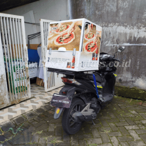 Box delivery motor fiberglass untuk distribusi consumer goods dengan branding logo perusahaan — foto 6