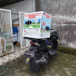 Box delivery motor fiberglass untuk distribusi consumer goods dengan branding logo perusahaan — foto 7